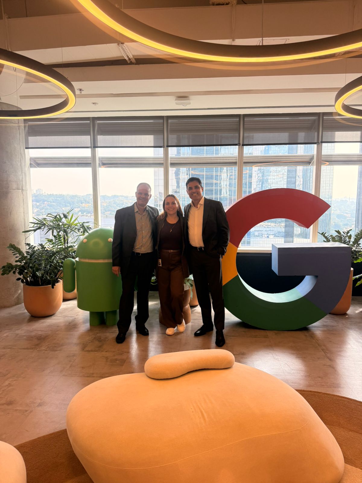 Mauricio Salvo, Catarina Battista e Claudinei Cardoso no escritório do Google Brasil em São Paulo